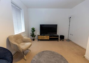 House, 5 Bedrooms, Smoking | Living room - Charming 5-bedroom Townhouse in Central Gloucester (Gloucester)