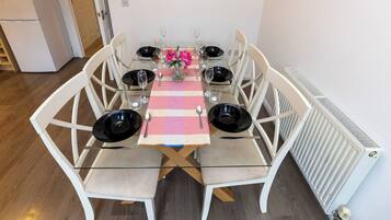 House, 5 Bedrooms, Smoking | Dining room