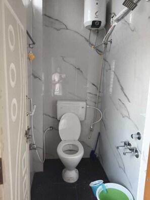 Habitación clásica, varias camas, para no fumadores | Baño | Regadera, toallas, jabón 