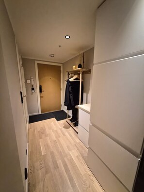 Apartment, 1 Schlafzimmer, barrierefrei, Balkon | Flur
