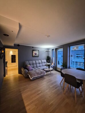 อพาร์ทเมนท์, 1 ห้องนอน, พร้อมสิ่งอำนวยความสะดวกสำหรับผู้พิการ, ระเบียง | ห้องนั่งเล่น