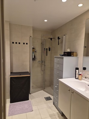 Bathroom - Charming Oslo Apartment - Modern Comfort & City Views (Oslo)