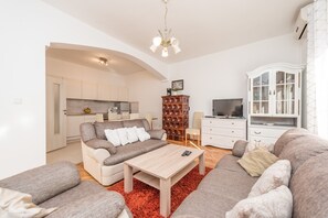 House | Living room - Charming Seaside Family Retreat (Bibinje)