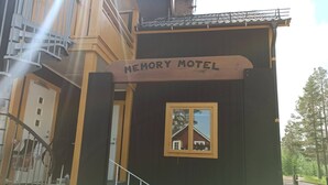 A wooden building with a sign reading "Memory Motel". - Family-friendly Apartment Retreat in Dalarna Sweden (Orsa)