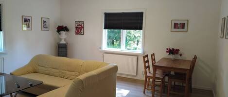 Apartment, 3 Bedrooms, Smoking, Patio | Living room