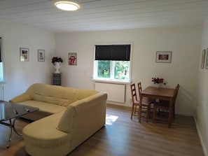 Apartment, 3 Bedrooms, Smoking, Patio | Living room