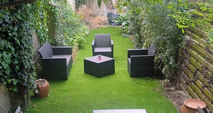 Pretty detached room for 2 people with private garden.