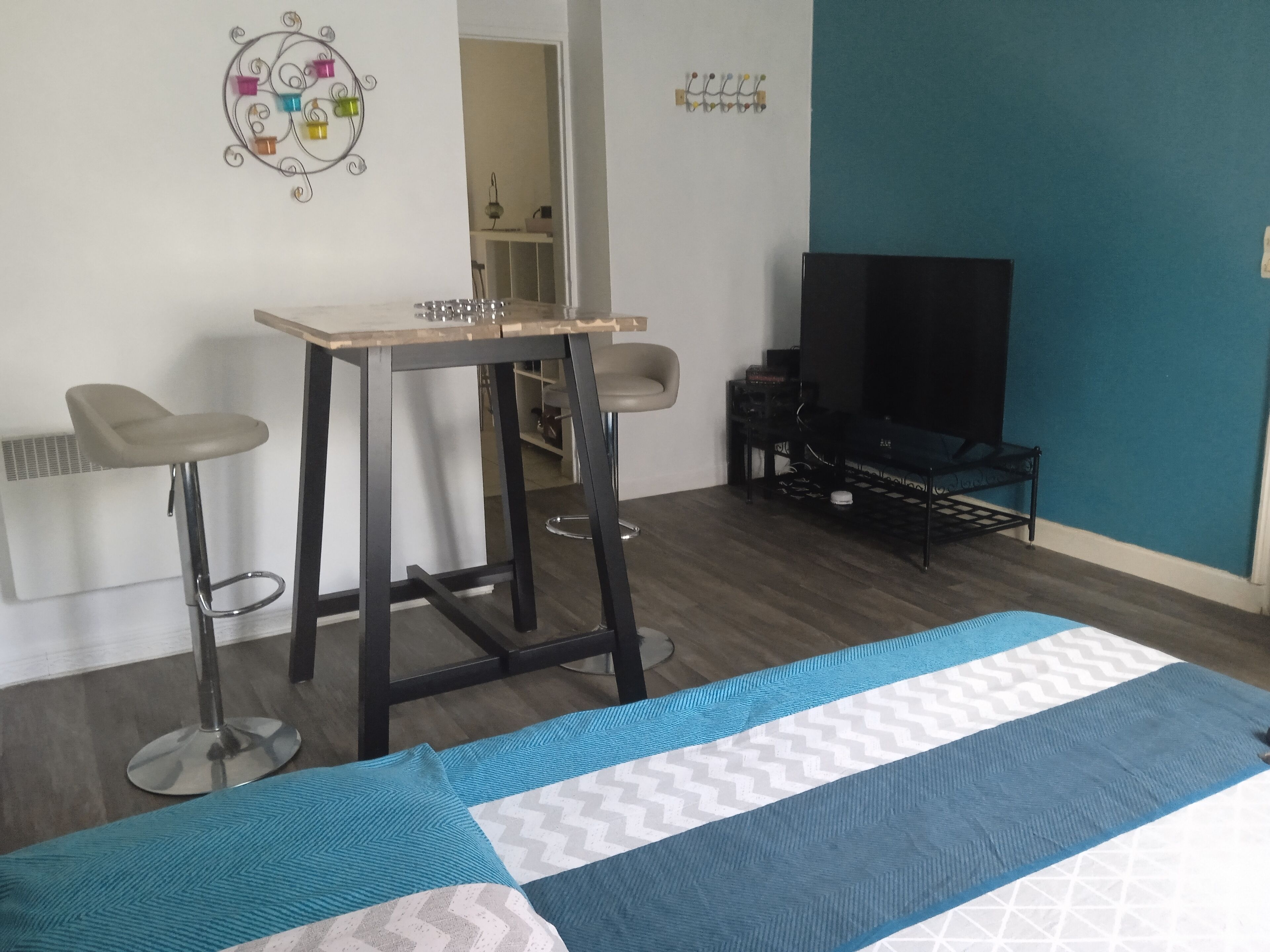 1 bedroom, bed sheets