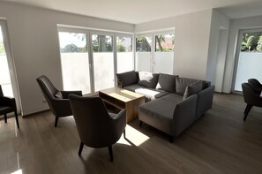 TV - Hello and welcome to Apartment Nippes! (Nordseebad Dangast)