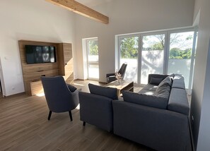TV - Hello and welcome to Apartment Heimersdorf! (Nordseebad Dangast)