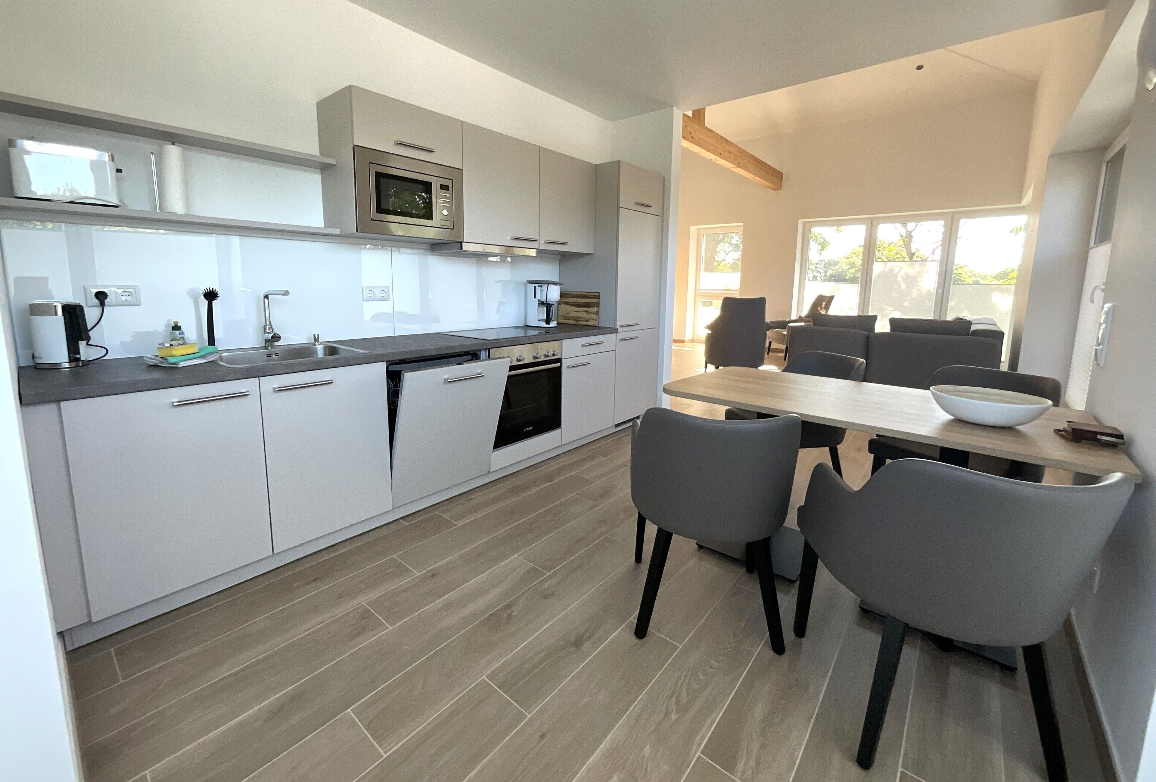 Réfrigérateur, four à micro-ondes, un four, surface de cuisson