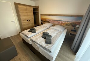 2 habitaciones, escritorio, cuna de viaje y internet