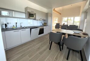 Fridge, microwave, oven, stovetop - Hello and welcome to Apartment Rodenkirchen! (Nordseebad Dangast)