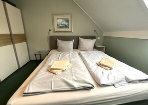 4 camere, una scrivania, ferro/asse da stiro, culla da viaggio