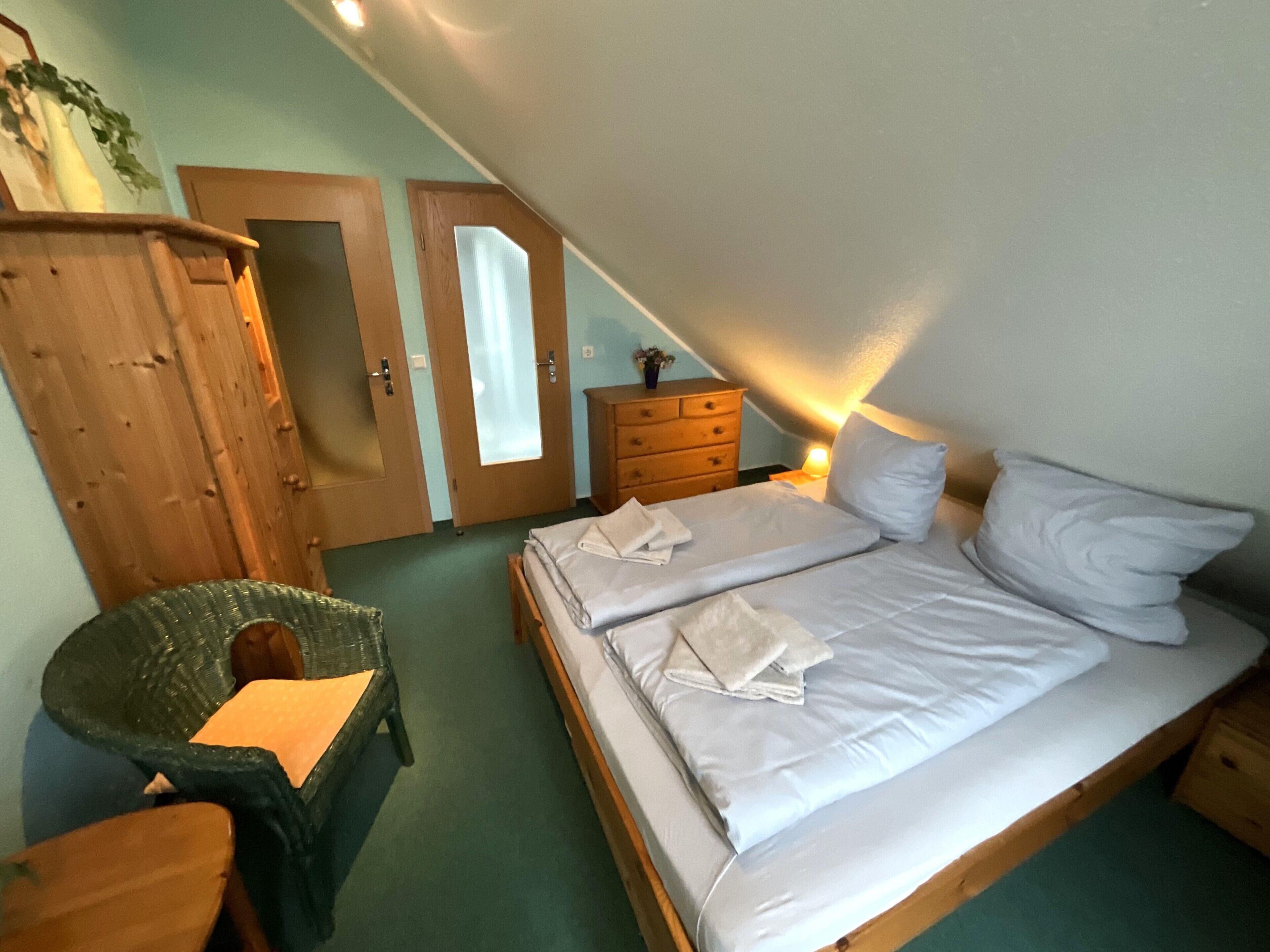 4 makuuhuonetta, työpöytä, silitysrauta/-lauta, vauvan matkasänky