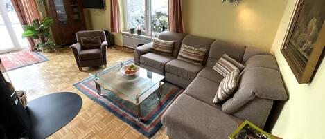 Téléviseur, foyer, livres, chaßne audio