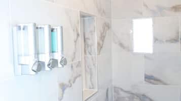 Secador de pelo, toallas, jabón y papel higiénico