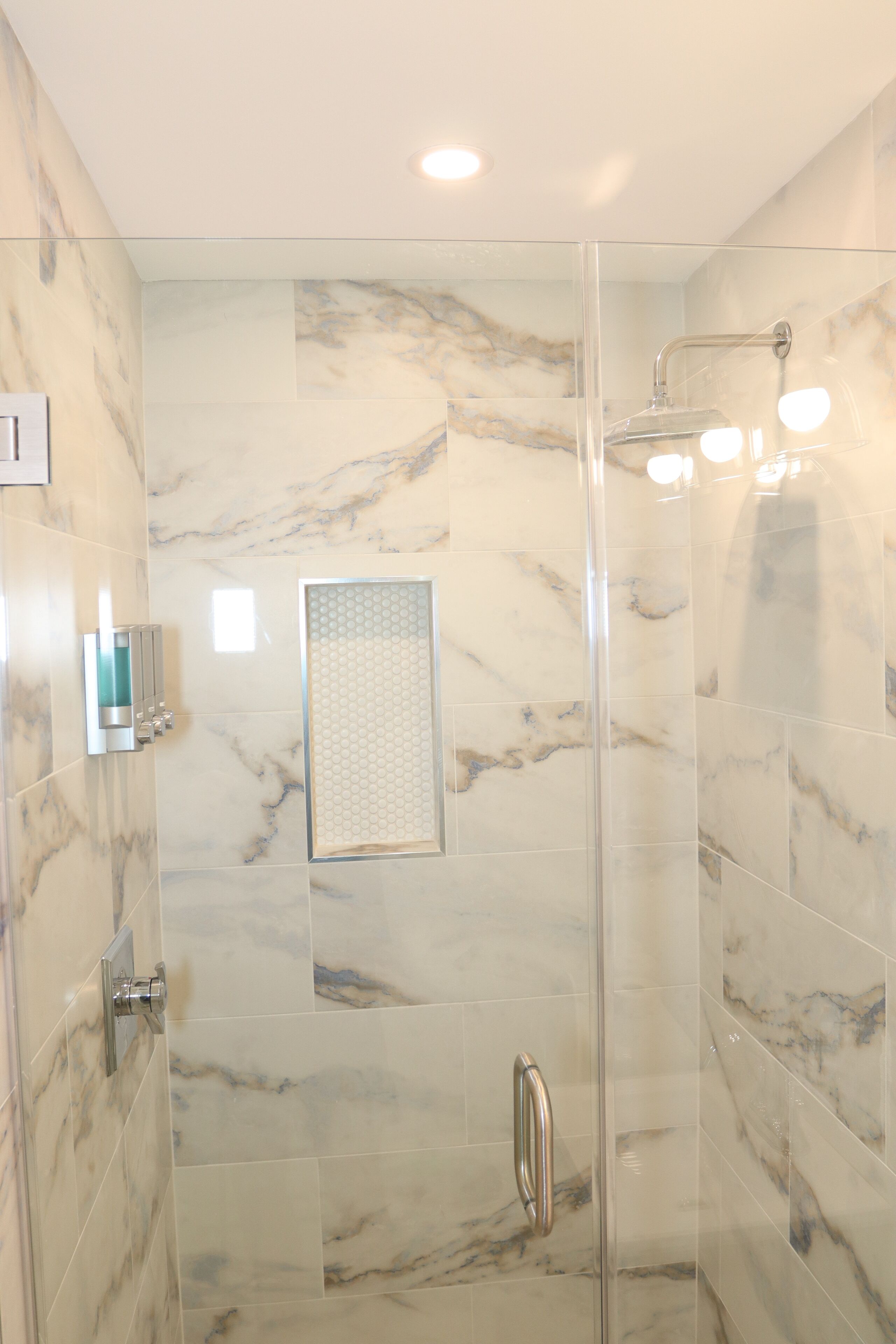 Hiustenkuivaaja, pyyhkeet, saippua, vessapaperi