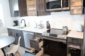 Frigorífico, microondas, horno y placa de cocina