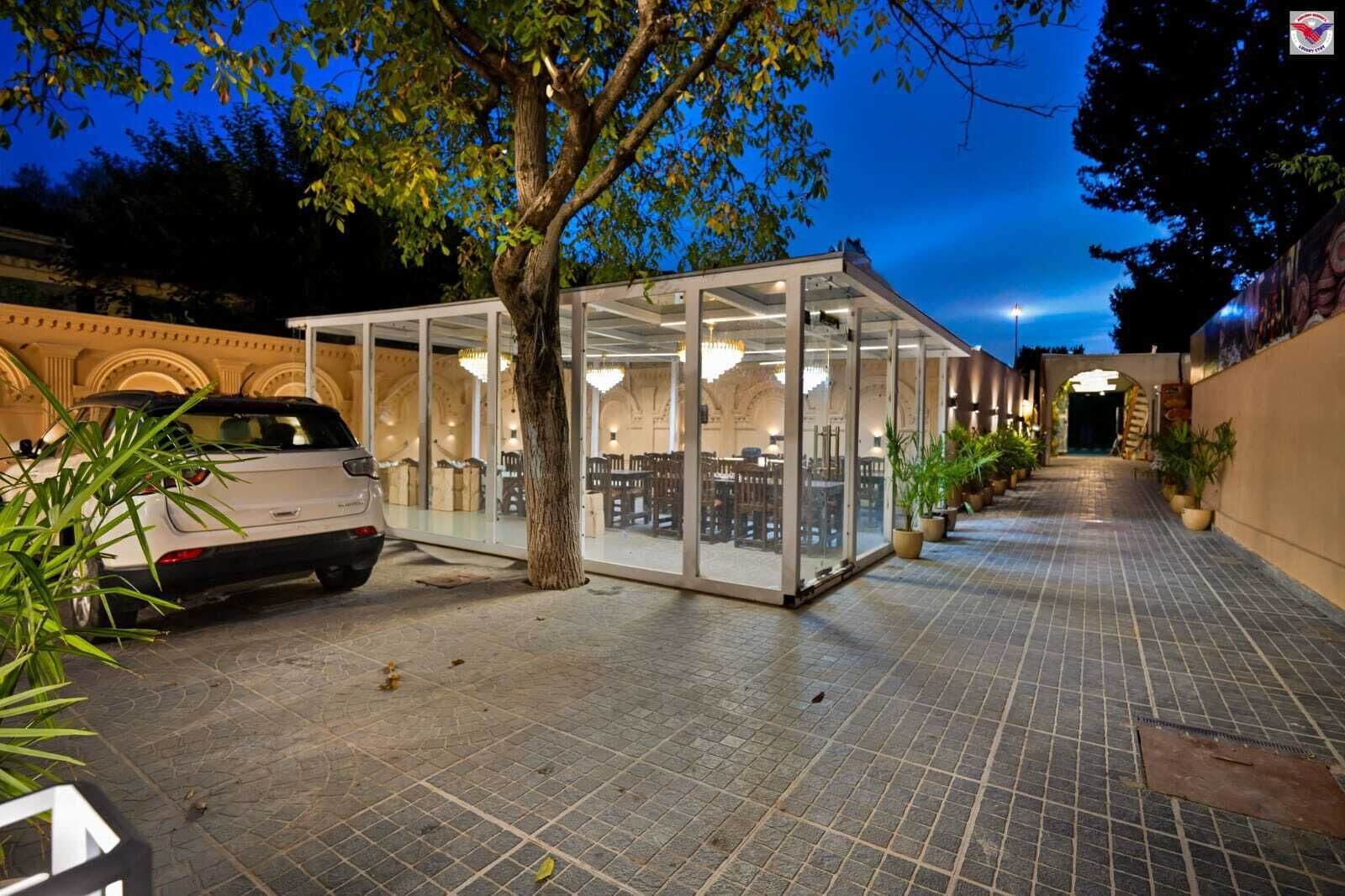 تناول الطعام داخل الغرفة