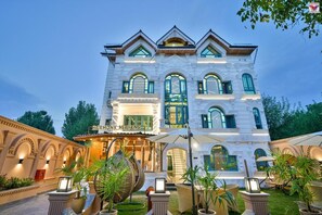 Unclassified image, 2 of 10, button - Harmony Heaven's Nigeen Lake (Srinagar)