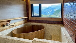 デラックス ダブルルーム マウンテンビュー | バスルーム | シャワー、ヘアドライヤー、トイレットペーパー