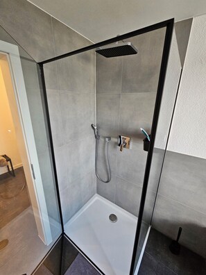 Shower, hair dryer, towels, soap - Quiet vacation apartment near Göppingen - close to nature & modern (Eschenbach)