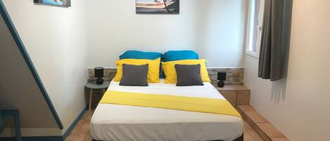 1 habitación, tabla de planchar con plancha, internet y ropa de cama