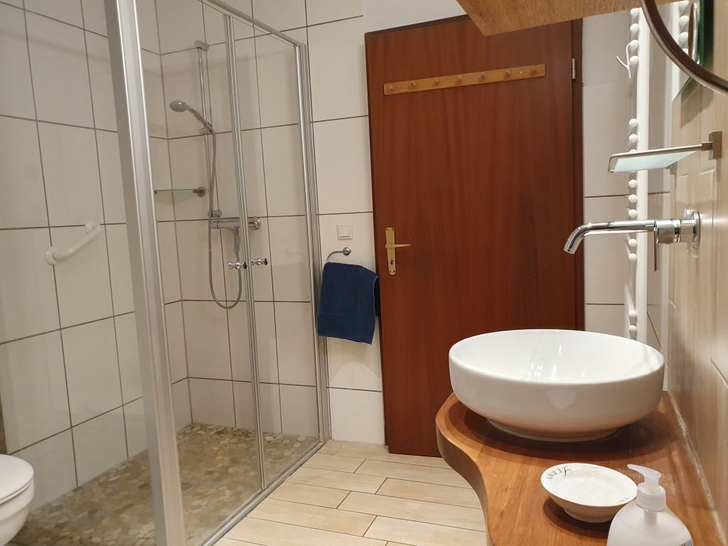 Douche, séchoir à cheveux, serviettes fournies, savon