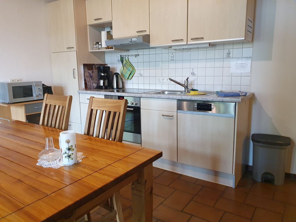 Een microgolfoven, een oven, een kookplaat, een vaatwasser