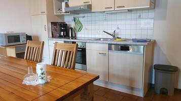 Een microgolfoven, een oven, een kookplaat, een vaatwasser