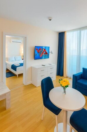 Desk, laptop workspace, blackout drapes, soundproofing - VIP CLASS - Orbi City (Batumi)