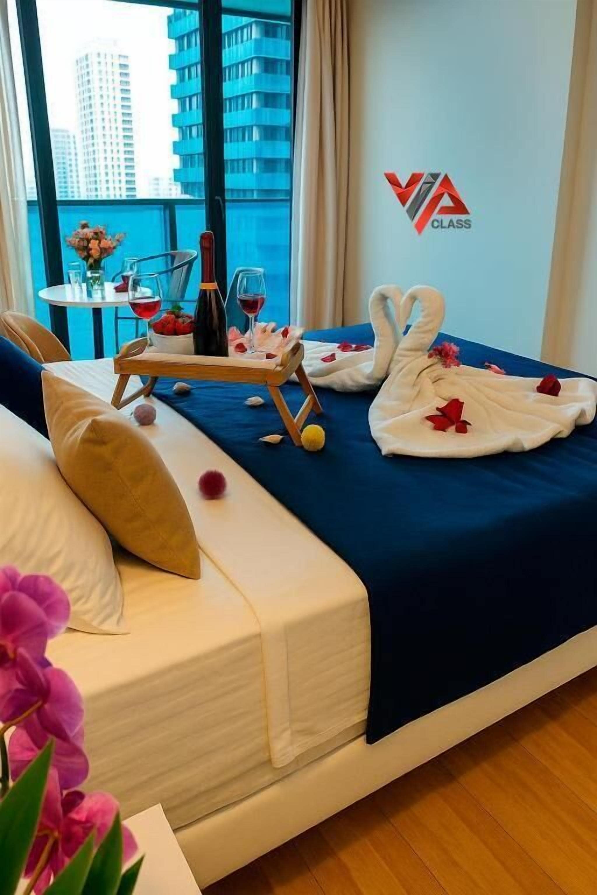 Phòng Suite Junior, quang cảnh biển | Bàn, khu vực làm việc phù hợp cho laptop, màn/rèm cản sáng 