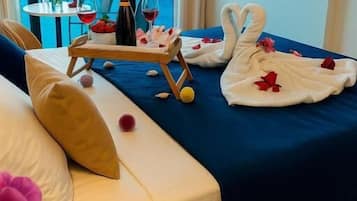 Phòng Suite Junior, quang cảnh biển | Bàn, khu vực làm việc phù hợp cho laptop, màn/rèm cản sáng