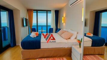 Suite panoramica, balcone, vista mare | Biancheria in cotone egiziano, biancheria da letto di alta qualità