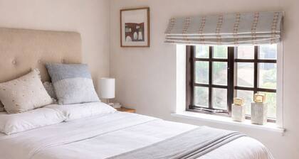 The Gold Cup Room @ The Three Horseshoes is one of three Boutique Rooms.