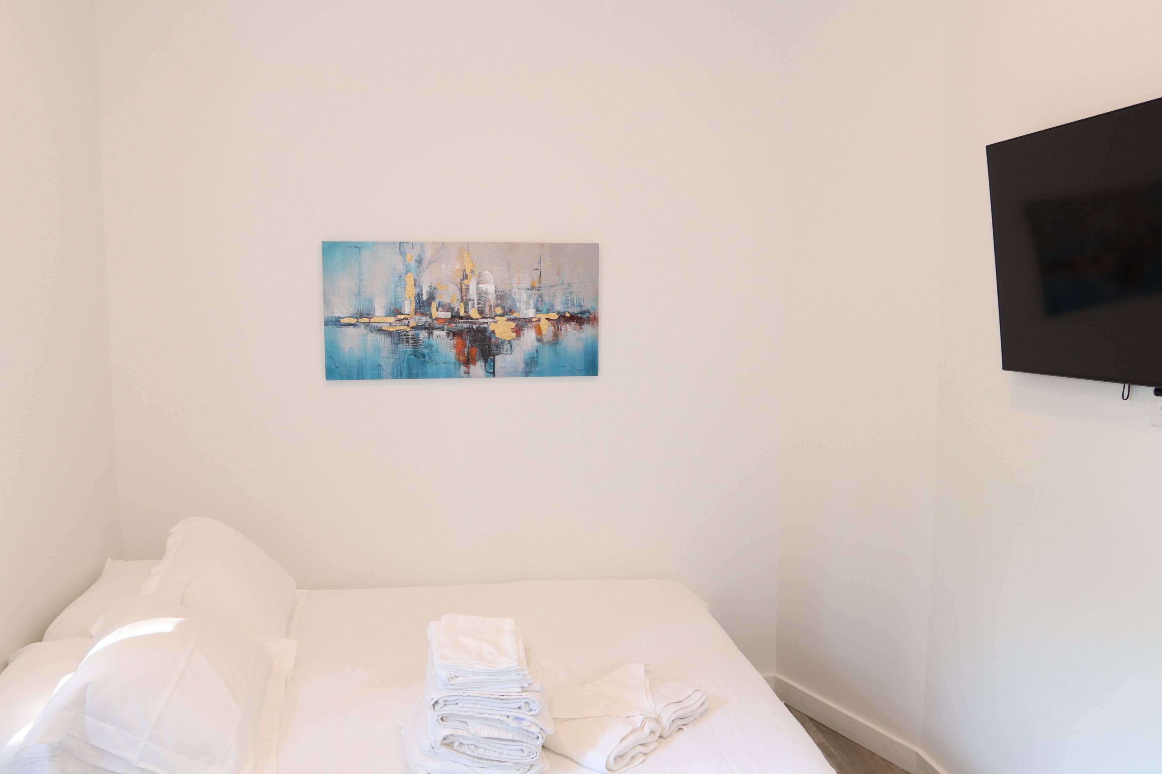 3 habitaciones, tabla de planchar con plancha, wifi y ropa de cama 