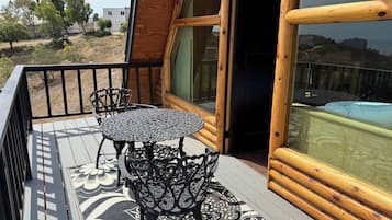 Cabaña, 3 habitaciones, balcón | Balcón