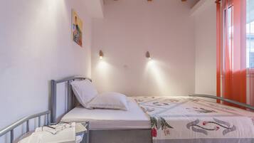 Casa | 3 habitaciones y tabla de planchar con plancha