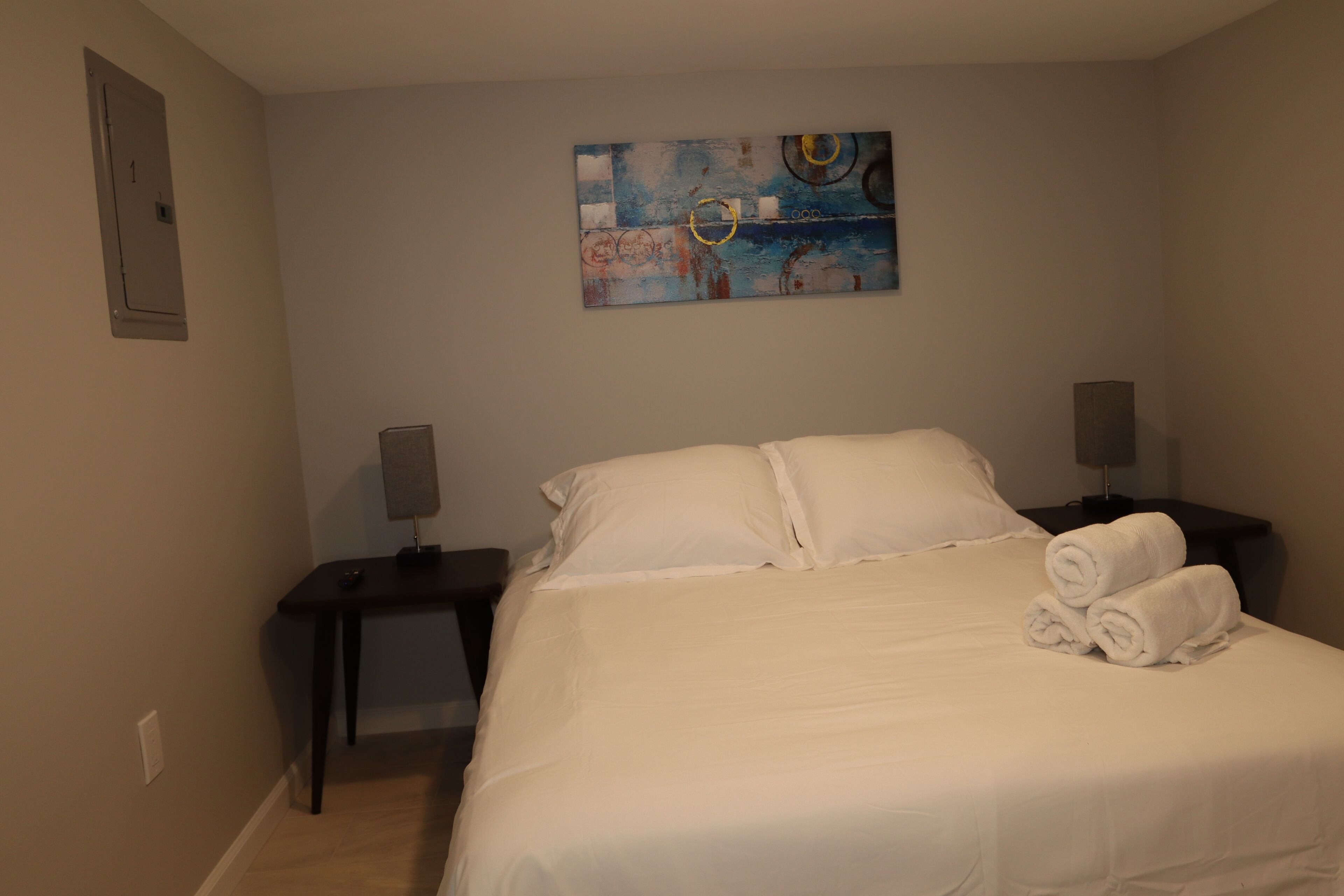 1 dormitorio, tabla de planchar con plancha, wifi y ropa de cama