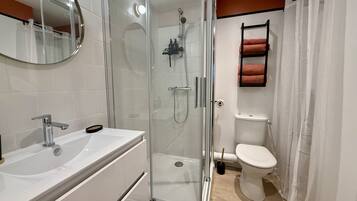 Een douche, een haardroger, handdoeken