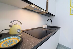 Frigorifero, microonde, forno, piano cottura