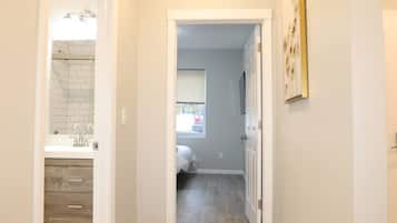 3 bedrooms, iron/ironing board, internet, bed sheets