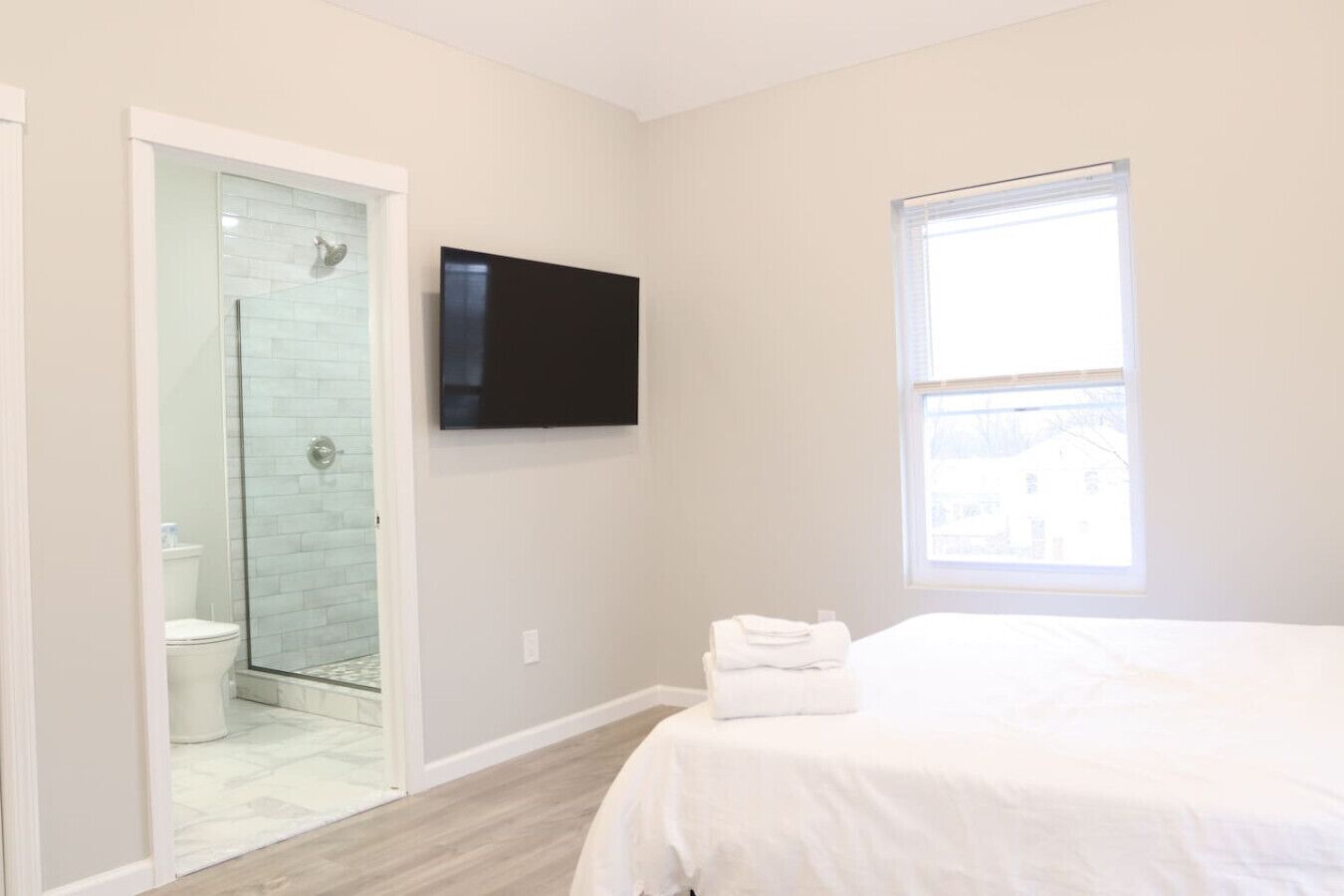 4 slaapkamers, een strijkplank/strijkijzer, wifi