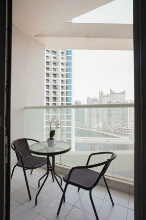 Outdoor dining - Stylish Studio with Balcony  DAMAC Prive Tower A (Dubai)