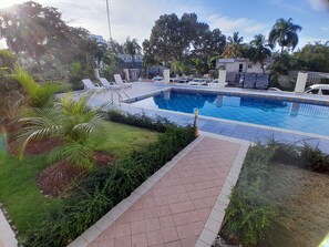 Apartamento, 1 habitación, fumadores, terraza | Piscina | Una piscina al aire libre