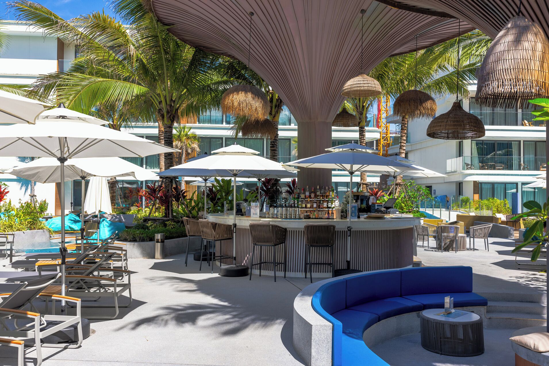 Bar tepi kolam renang