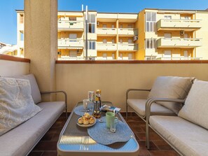 Outdoor dining - First-floor apartment just steps from the sea (Alghero)