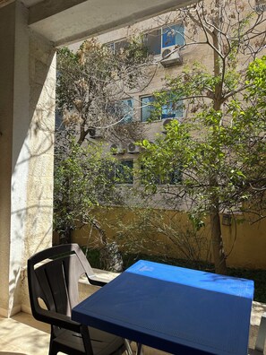 Outdoor dining - Al Majd Hotel // المجد للشقق الفندقية (Amman)