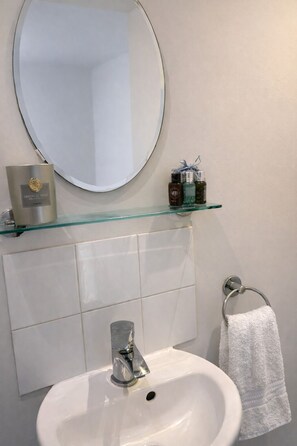 Ducha, secador de pelo, toallas y jabón